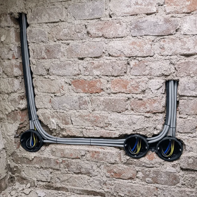 Elektrokabel verlegen in Wandschlitzen